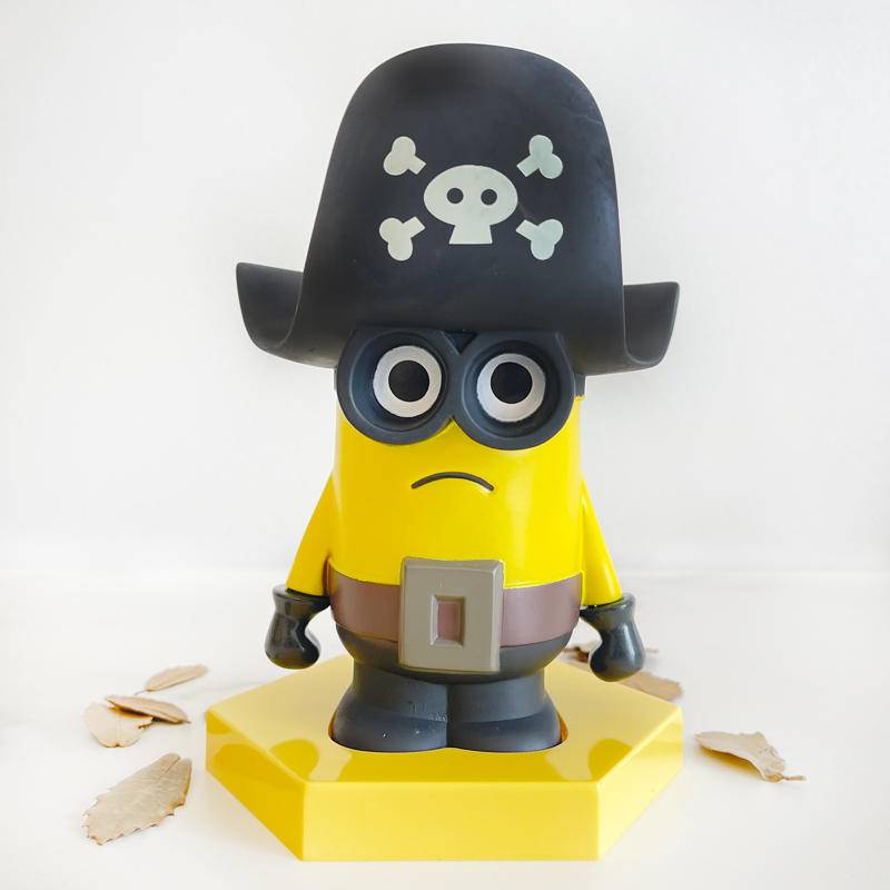Ống Heo Tiết Kiệm Hình Minions Mặc Váy Cỏ / Minions / Cướp Biển / Nhân Vật Phim Hoạt Hình Despicable Me 2