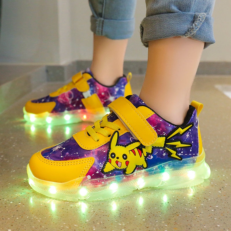 Giày Thể Thao Đế Mềm Có Đèn LED Hình Pikachu Dễ Thương Cho Bé