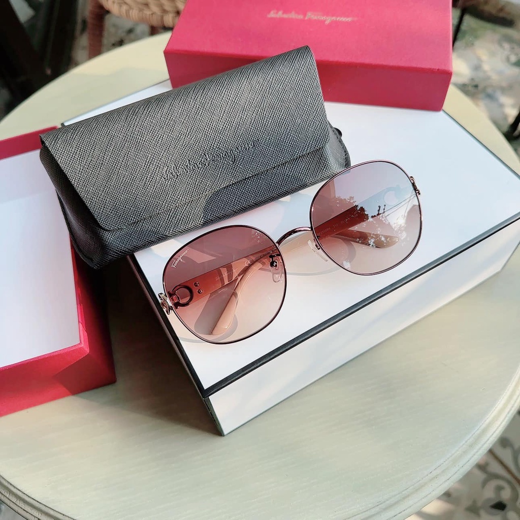 Kính Mát Salvatore Ferragamo SF231SRK 210 - Nude/gold viền đỏ, càng màu nude