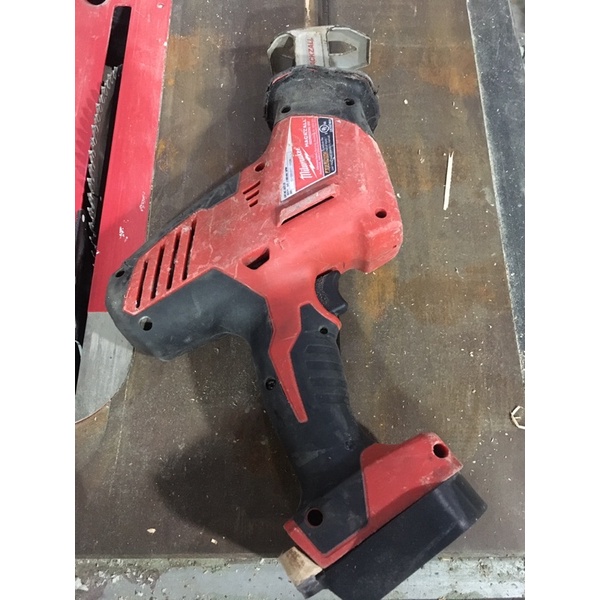 cưa kiếm miwaukee 18v thân máy