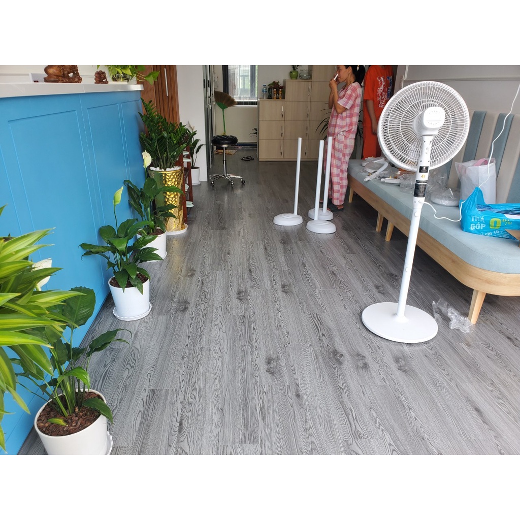 Sàn nhựa sẵn keo màu 20 combo 28 tấm giá rẻ