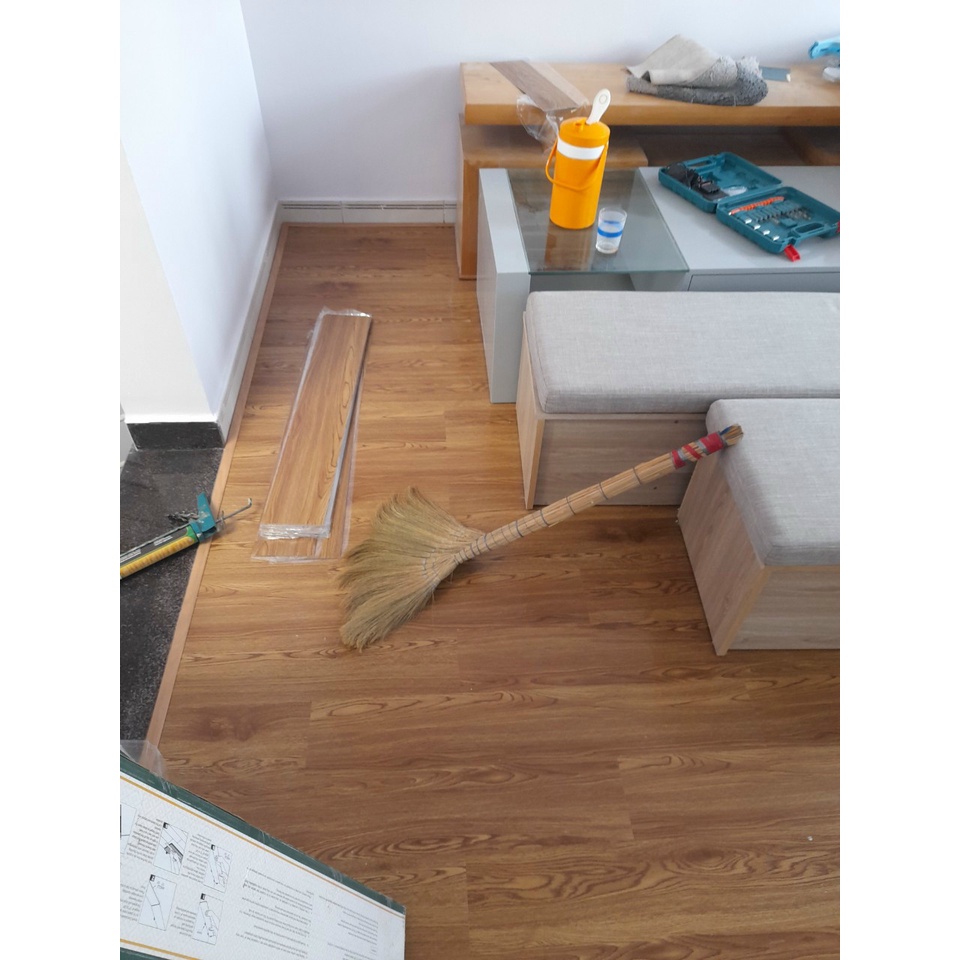 1 miếng sàn nhựa keo sẵn dày 2m, chỉ bóc rồi dán
