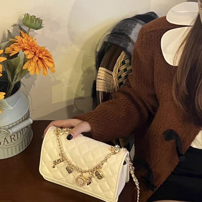 Túi cnk kèm charm xinh xắn có thể đeo vai và đeo chéo