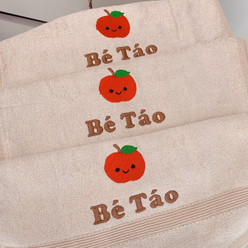 Khăn thêu tên kèm sticker theo yêu cầu xinh xắn đáng yêu size 35x75cm thích hợp cho bé mầm non đi học