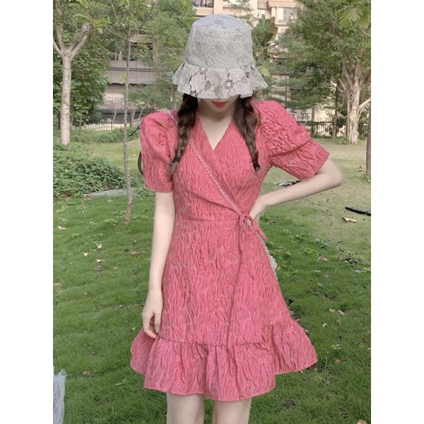 Váy hồng cột chéo dễ thương lắm các nàng lên bật tông màu da