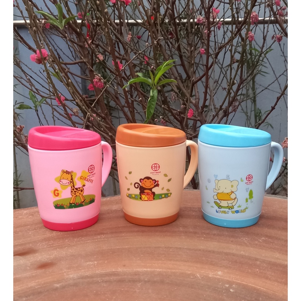 Cốc nhựa có Nắp Việt Nhật chịu nhiệt tốt, cốc uống nước màu sắc xinh xắn có quai cầm BH 6003