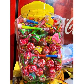 Hộp 100 chiếc kẹo mút kèm còi bóng