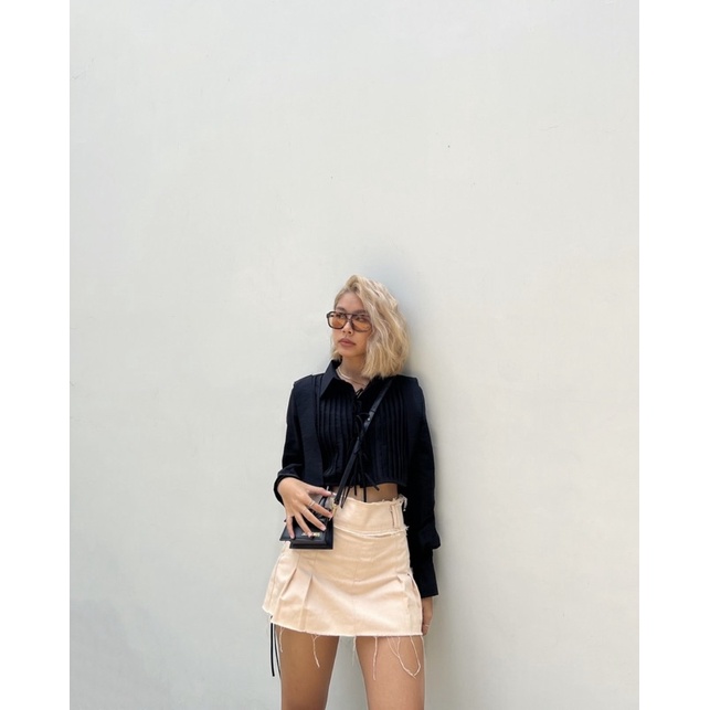 Áo sơ mi tay dài dáng croptop xếp li 2 màu trắng đen