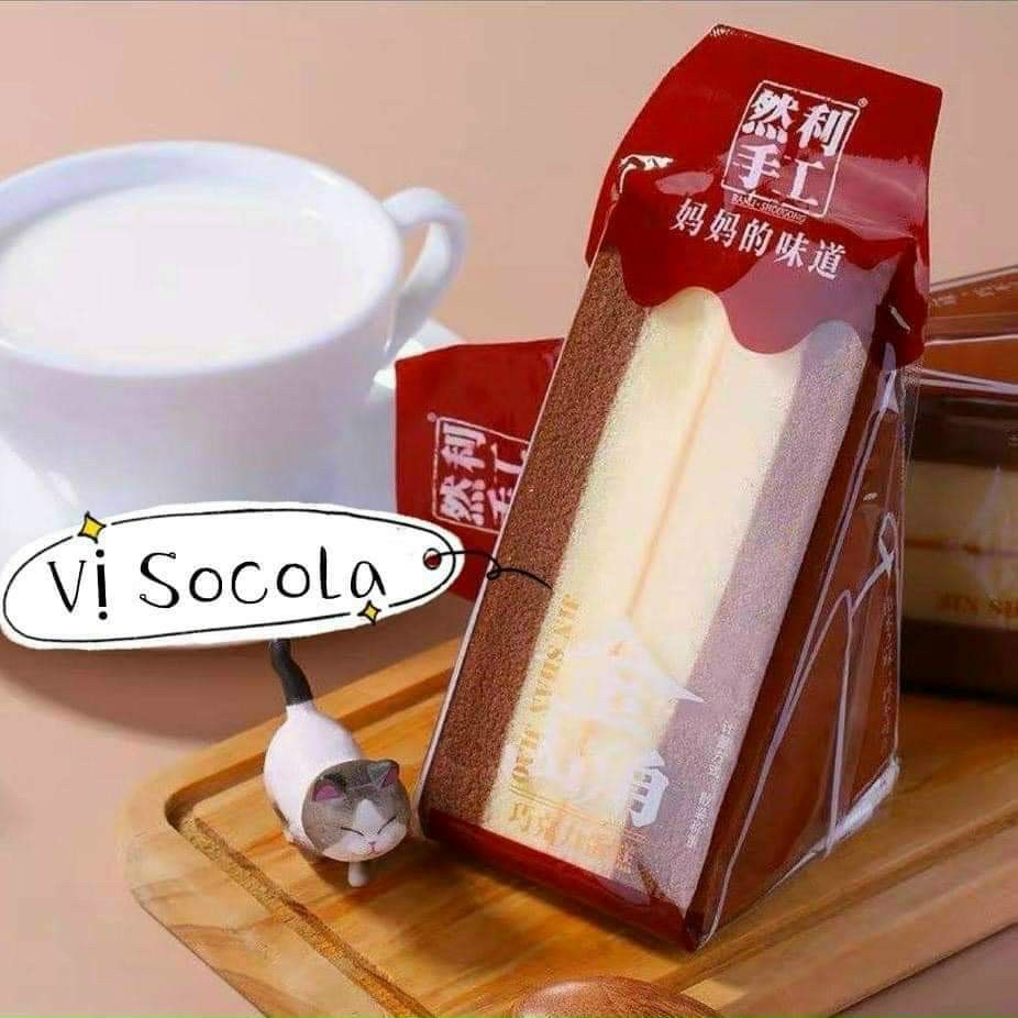 Bánh bông lan tam giác trà xanh - dâu - socola