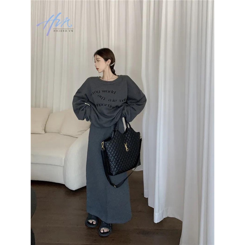 Bộ Áo Sweater Cổ Tròn Màu Xám Đậm Phối Chân Váy Lưng Cao Ôm Dáng Thời Trang Mùa Thu 2022 Cho Nữ