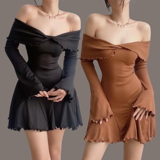 Đầm mini bẹt vai thun gân xoè ráp mảnh tay dài ống loe cuốn biên (Đen/Nâu)