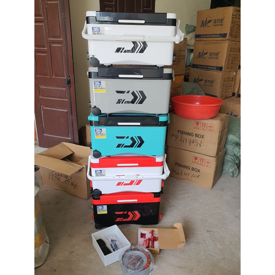 Thùng đựng cá câu đài đa năng daiwa 32L - 38L đế bám mọi địa hình