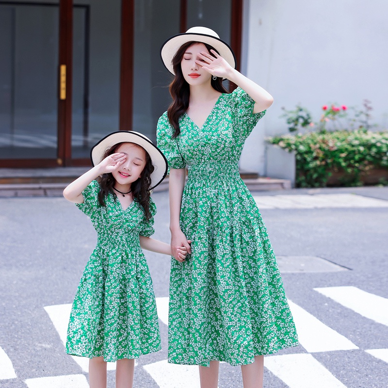 Váy đôi mẹ và bé gái in hoa mùa hè váy đôi mẹ con