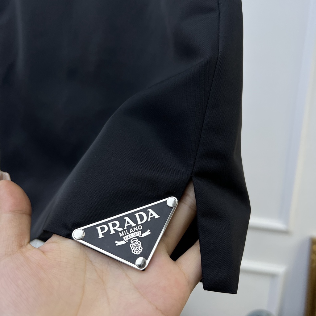 Set áo sơ mi croptop và chân váy thời trang cao cấp Prada phong cách trẻ trung, thu hút