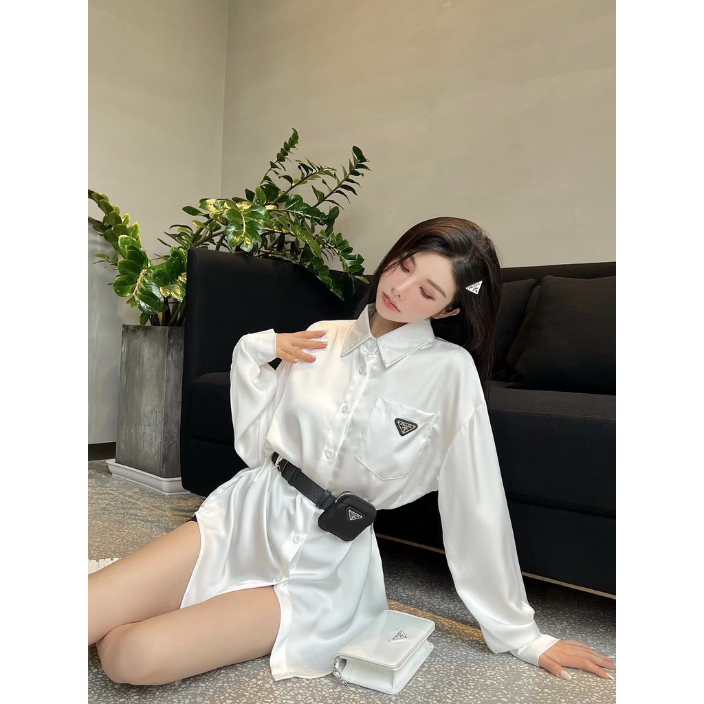 Prada Áo Sơ Mi Dáng Dài In Logo Phối Túi Đeo Hông Cá Tính