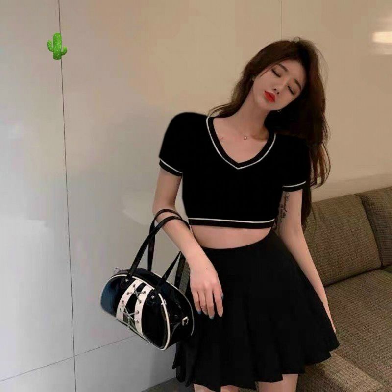 Áo thun croptop cổ tim phối viền