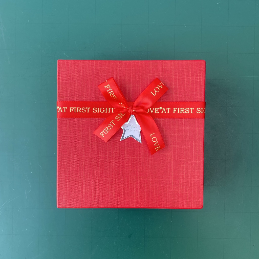 Hộp vuôngt đựng quà kèm nơ cao cấp quà tặng valentine, noel, sinh nhật (kích thước 22x22x9,5cm)