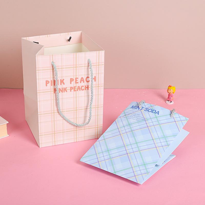 Túi Giấy Kraft đựng quà tặng kèm quai xinh xắn hoạ tiết dễ thương - Hally shop