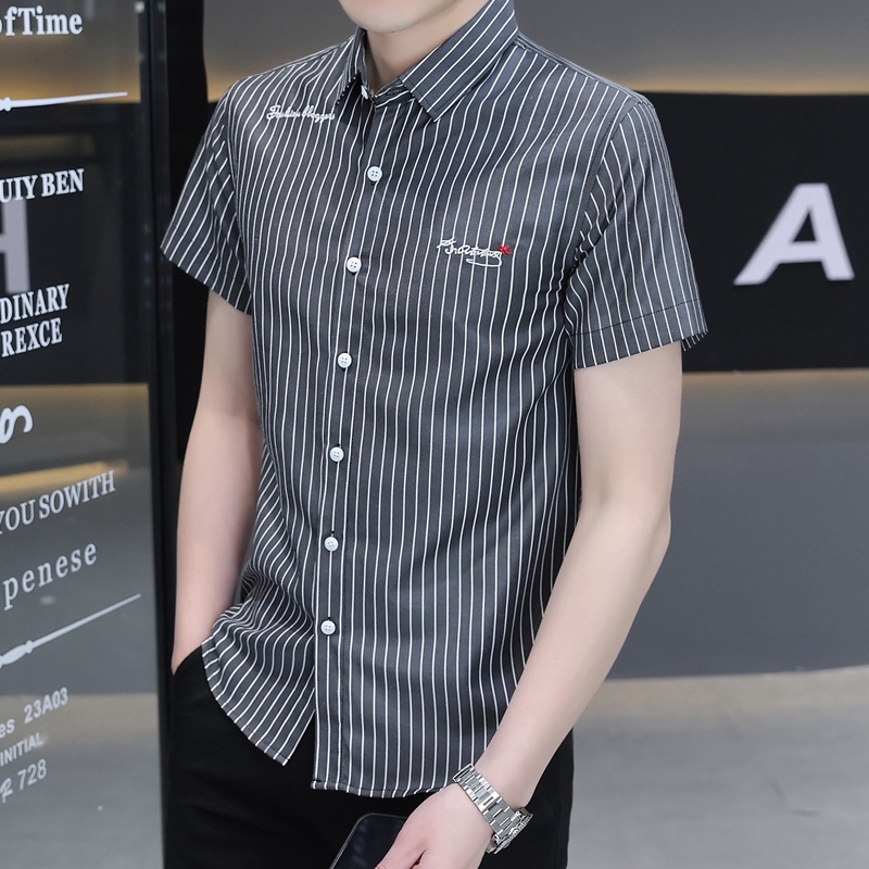 Áo Sơ Mi Nam Tay Ngắn Kẻ Sọc Thêu Chữ Đơn Giản Màu Trắng / Đen / Xám Nhạt Phong Cách Hàn Quốc