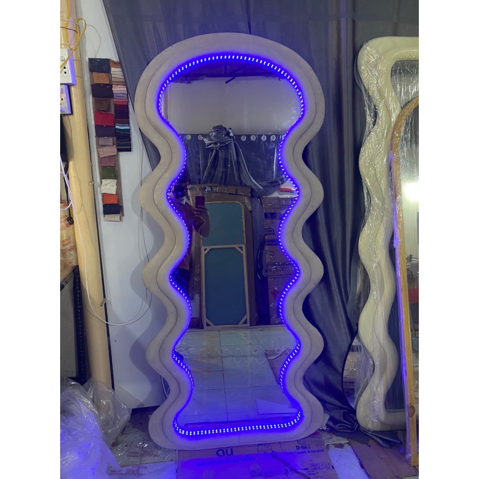 Gương soi toàn thân lượn sóng bọc nhung có đèn led