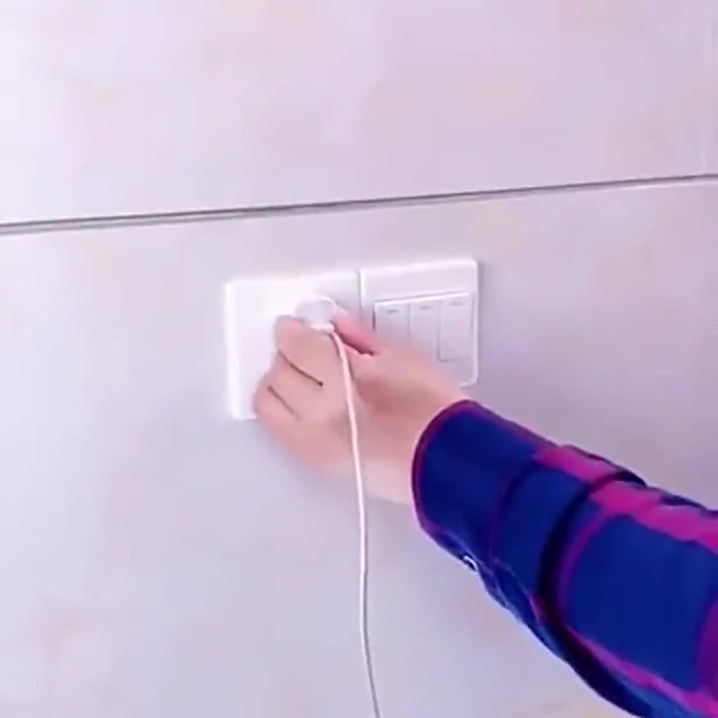 Giá cài điện thoại, sạc, điều khiển tivi điều hòa dán tường thông minh miếng dán chắc chắn