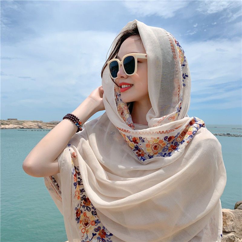 Mùa hè nắng của người dân tộc, du lịch sa mạc, du lịch trên bãi biển, khăn lụa trên bãi biển, đi nghỉ mát, khăn quàng cổ màu đỏ.