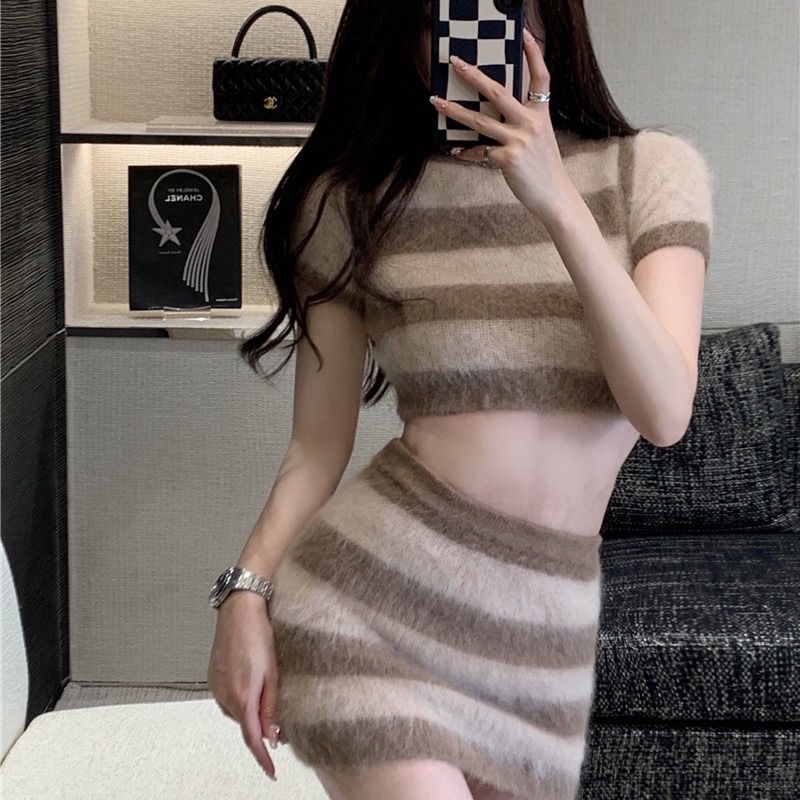 Set áo thun dệt kim ôm em và chân váy ngắn thời trang cho nữ có bán lẻ Mùa Hè Phong Cách Mới 2023 Cho Nữ