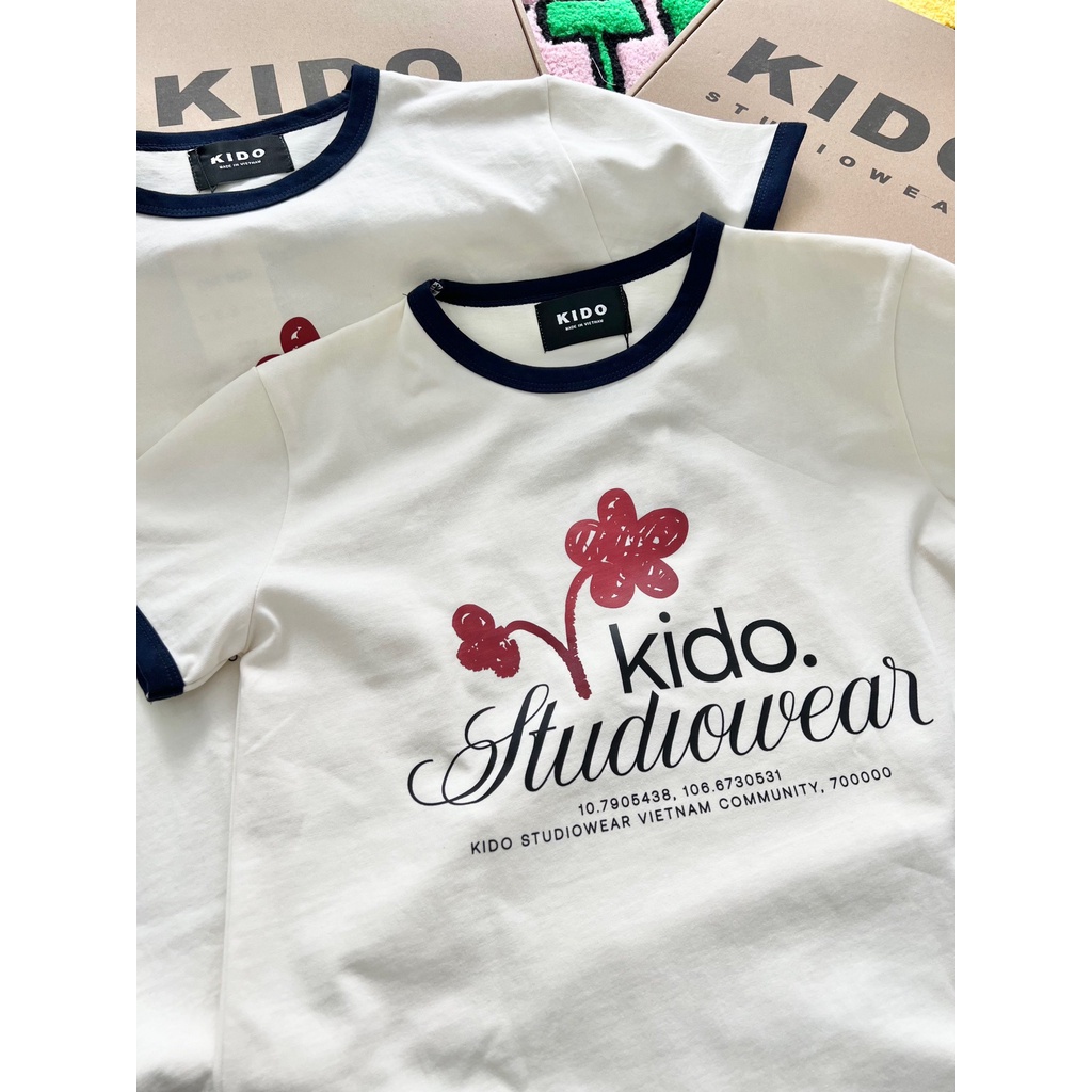 Áo thun tay ngắn cổ tròn in chữ KIDOSTUDIOWEAR