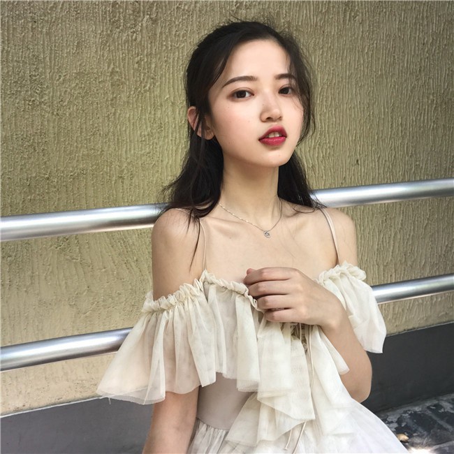 Váy bánh bèo hai dây trễ vai
