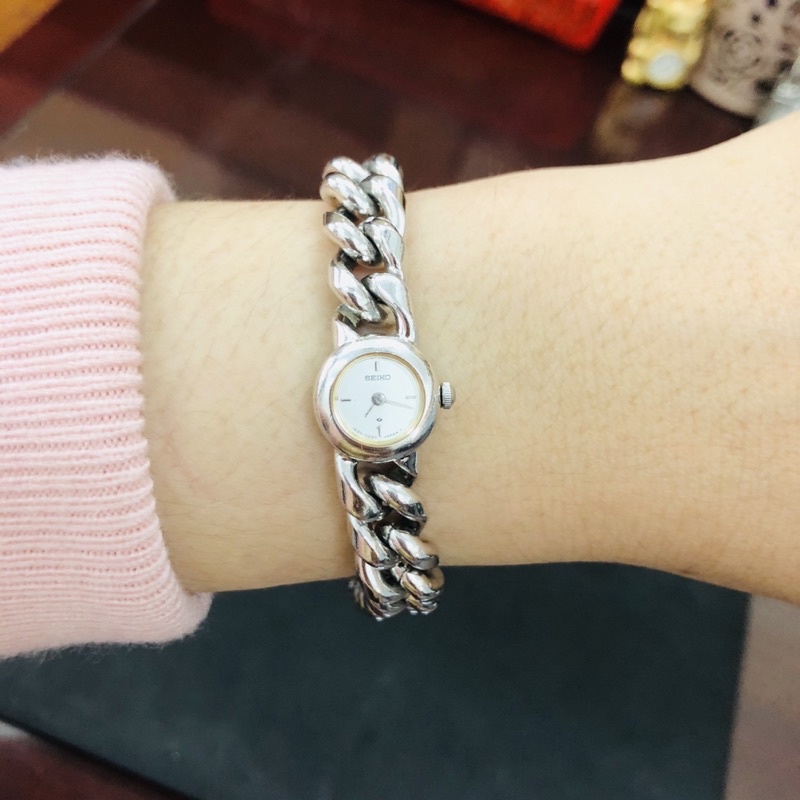 Đồng hồ nữ si dáng lắc tay hiệu Seiko