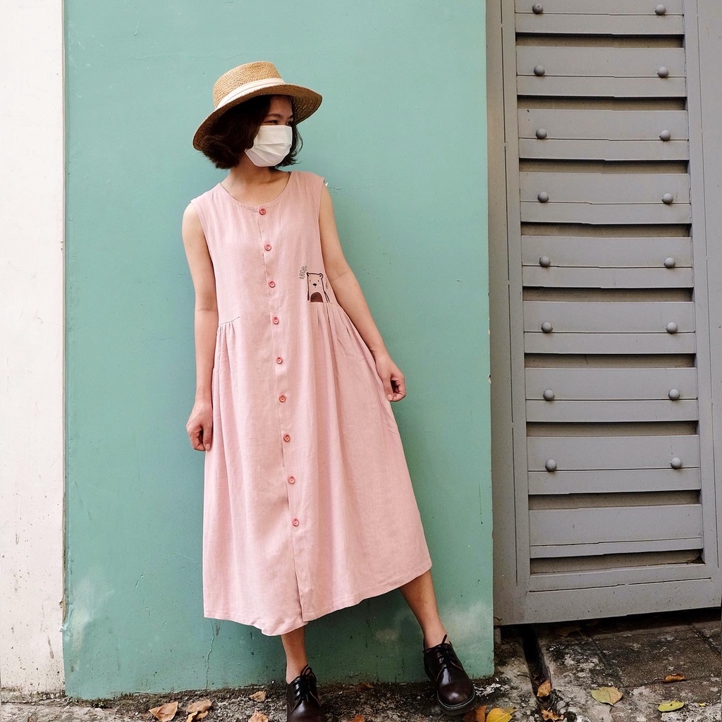 Đầm Nobi linen thêu sát nách kết nút gỗ xinh xắn - by Savanna