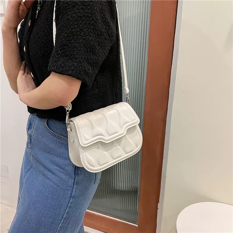 Túi đeo chéo yên ngựa họa tiết Butterfly