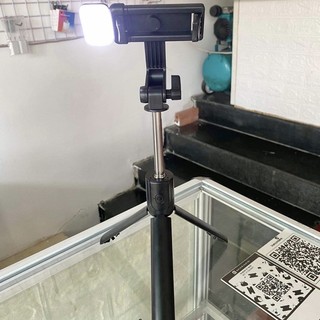 Gậy tripod chụp hình tự sướng có đế 3 chân, đèn led phát sáng