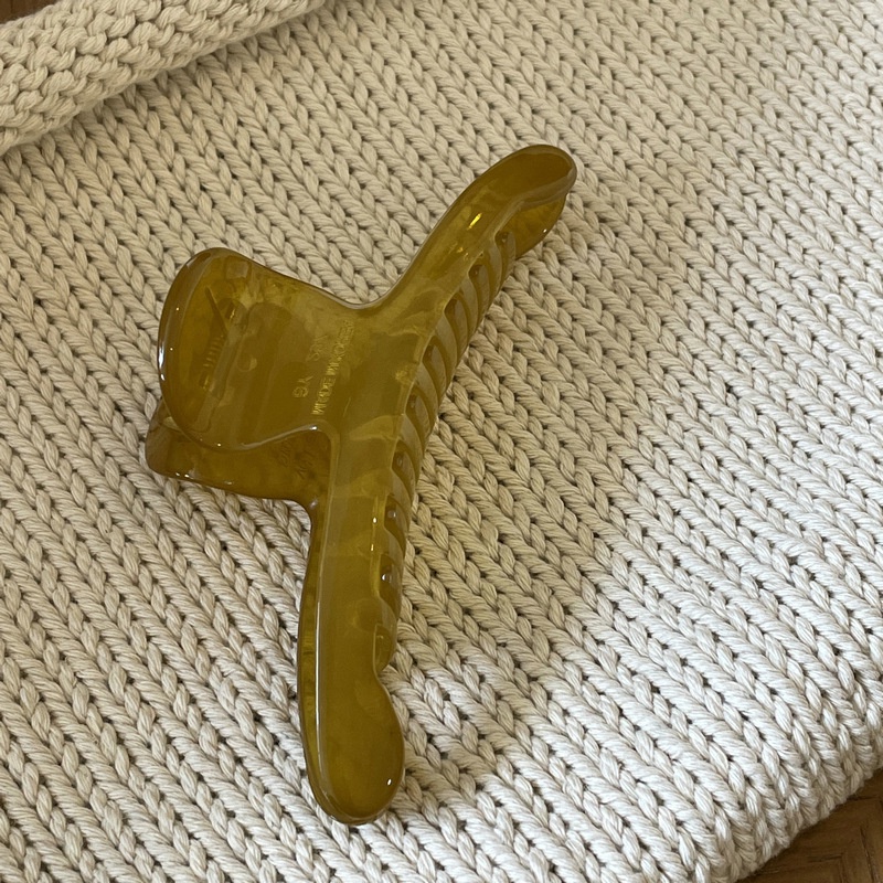 Kẹp Tóc Cá Mập Một Lần Màu Trà Bơ Tối Giản Cho Nữ