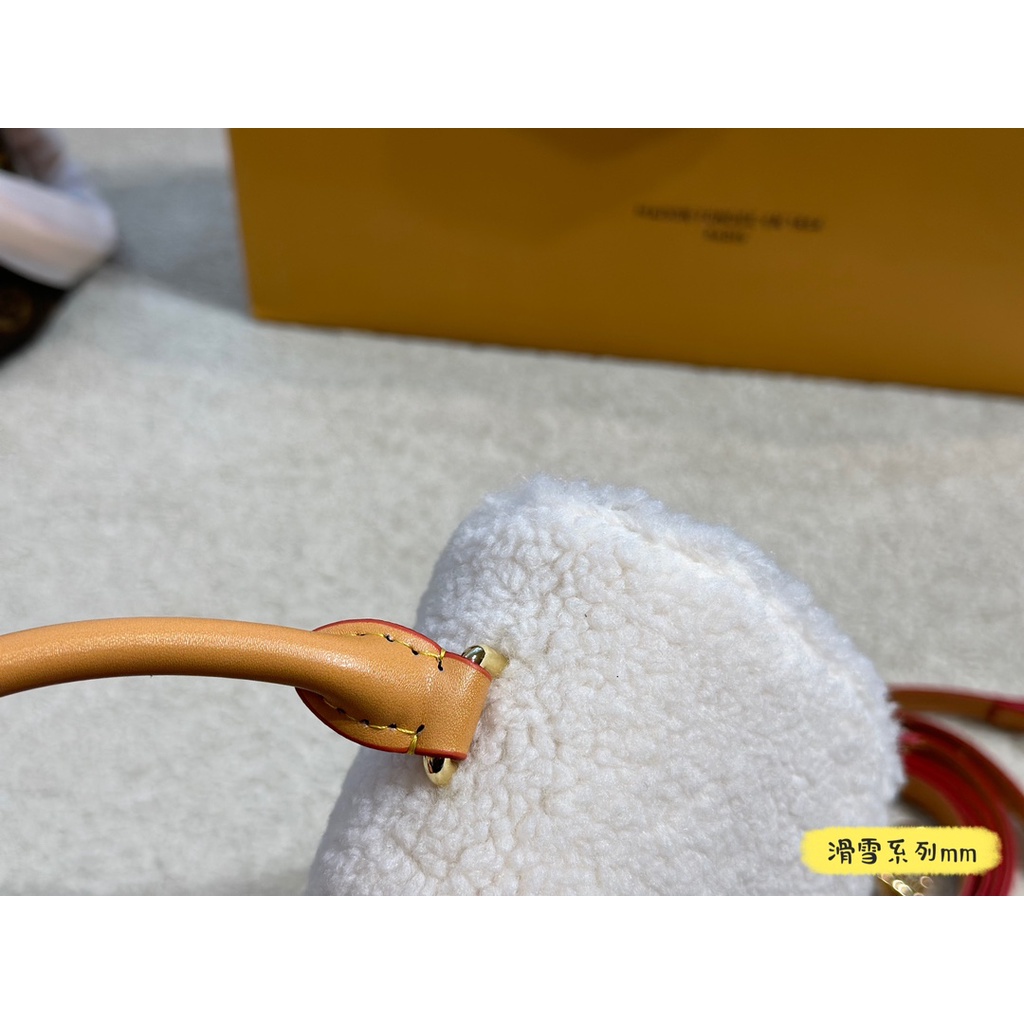 Túi Đeo Chéo Louis Vuitton Bằng Da Bò Mềm Thời Trang Cao Cấp Cho Nữ