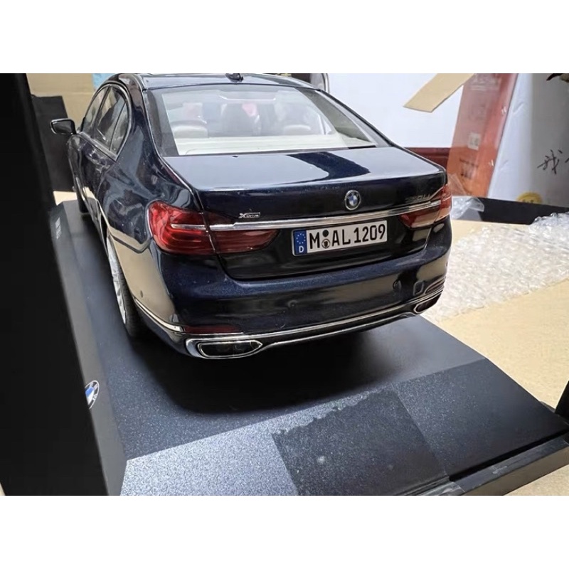 Mô hình xe sedan BMW 750i tỉ lệ 1:18