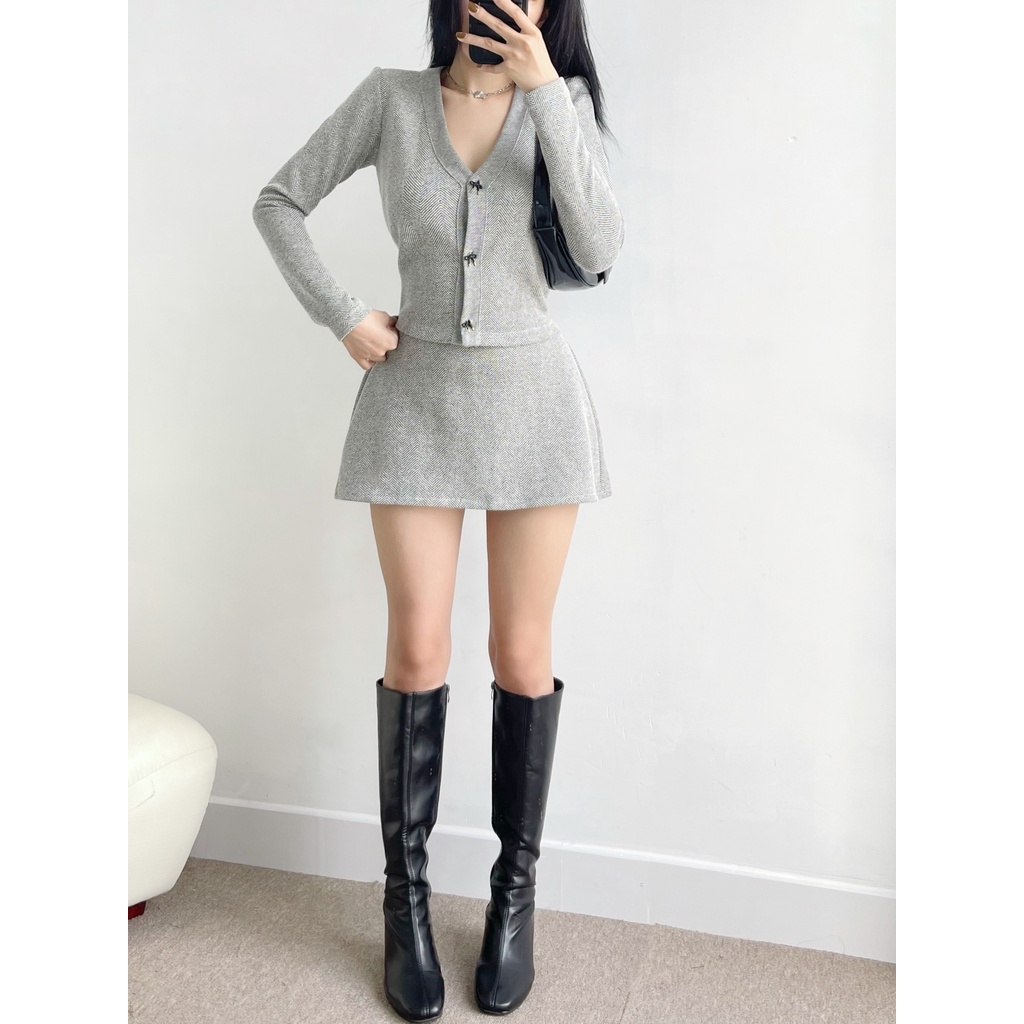 Set len Tantalizing áo Cardigan xám dài tay kèm chân váy ngắn siêu xinh, chất len xịn xò