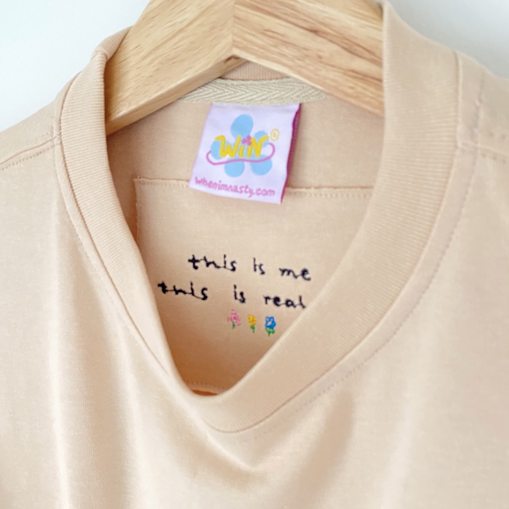 Áo thun tay ngắn nam nữ đơn giản vải cotton thoáng mát thêu Who Am I thiết kế WHENIMNASTY