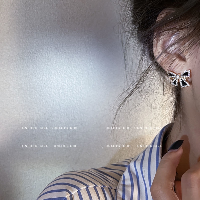 Khuyên Tai Nơ Đen Nhỏ Đính Đá Lấp Lánh