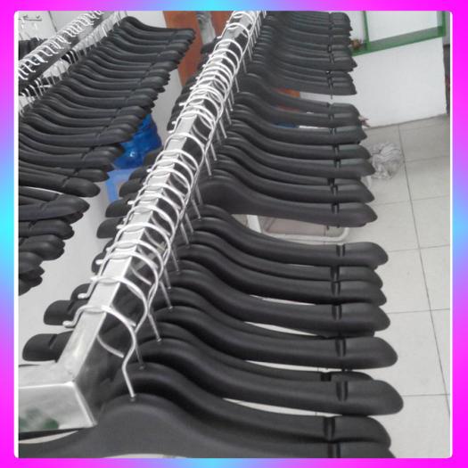 Móc quần áo nhựa đen vai to , đầu móc inox xoay 360 siêu rẻ_ hotdeal247