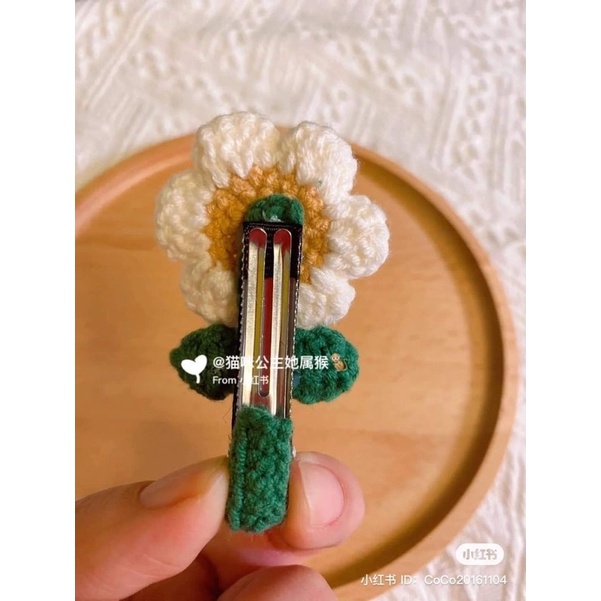 Kẹp tóc hoa 6 cánh bằng len handmade