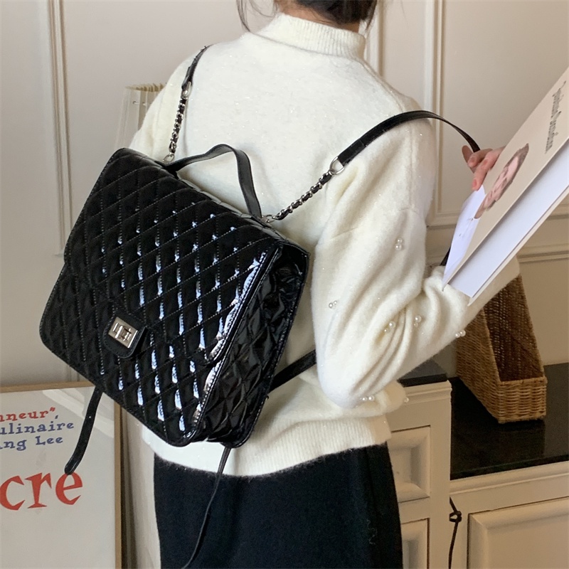 Túi Xách Da Bóng Dáng Vuông Phối Dây Xích Thời Trang