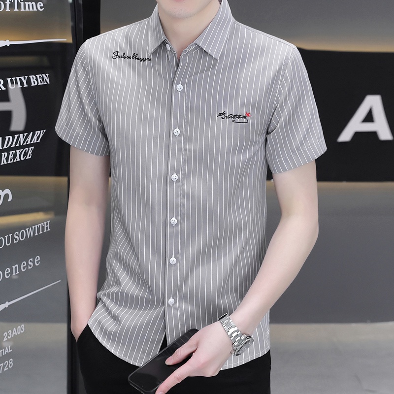 Áo Sơ Mi Nam Tay Ngắn Kẻ Sọc Thêu Chữ Đơn Giản Màu Trắng / Đen / Xám Nhạt Phong Cách Hàn Quốc