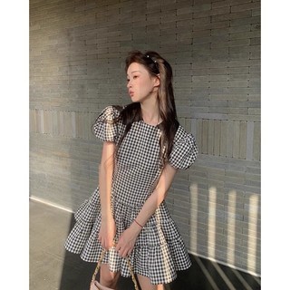 Váy đen kẻ trắng cổ bẻ đen tay bồng cộc thân a xòe xếp 3 tầng