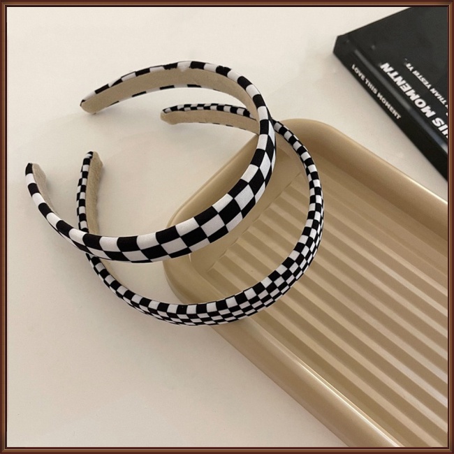 Dây Cột Tóc Scrunchies Họa Tiết Sọc Caro Trắng Đen Hiện Đại