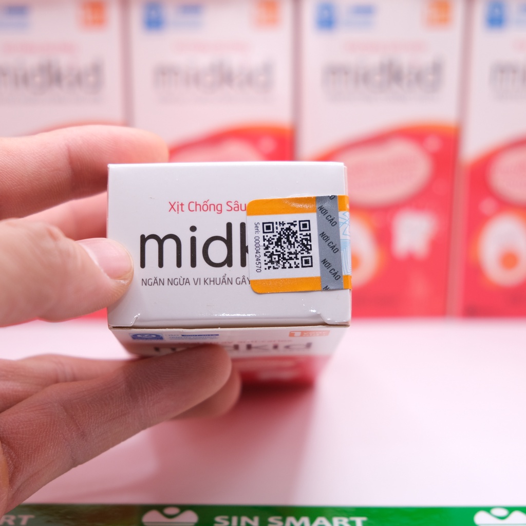 Xịt chống sâu răng MIDKID vị táo đỏ cho bé từ 1 tuổi giúp làm sạch và bảo vệ men răng, ngăn ngừa mảng bám ố vàng