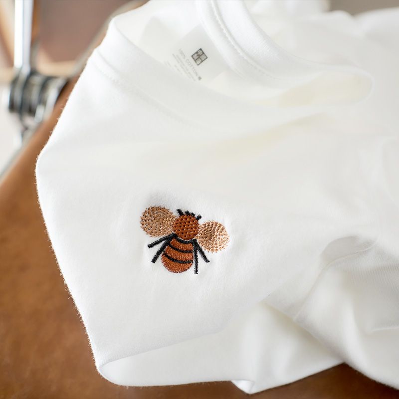 Áo Thun Tay Ngắn Dáng Rộng Màu Trắng Thêu Hình Chú Ong Nhỏ Thời Trang Mùa Hè 2023 Mới Cho Cặp Đôi