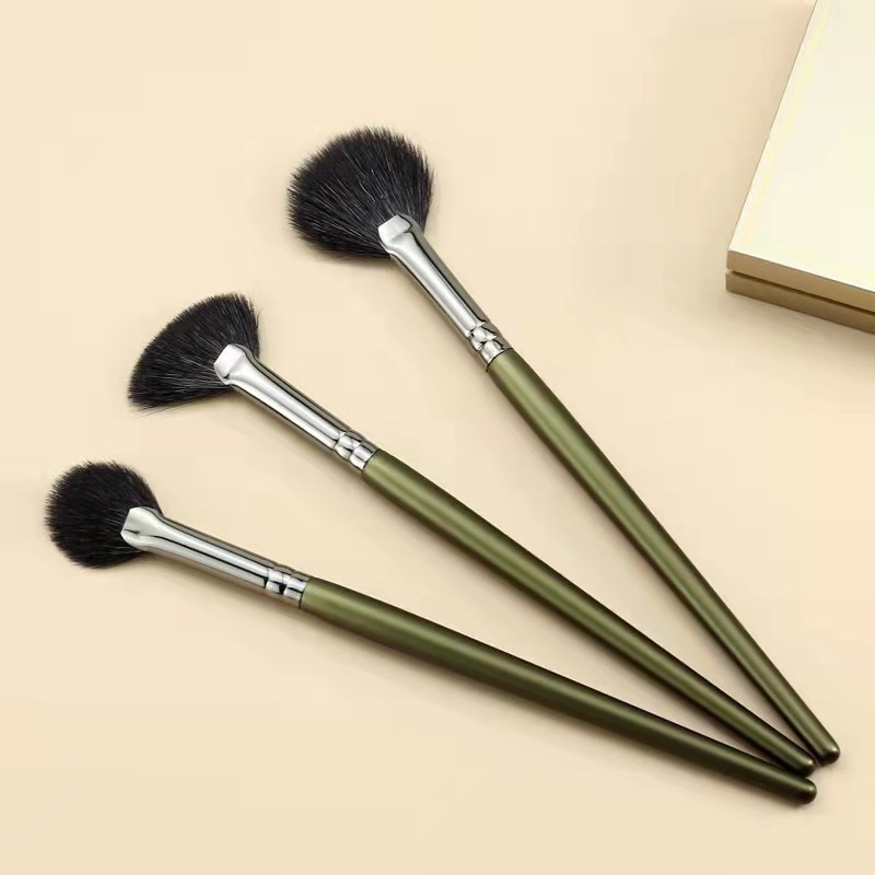 Cọ hightlight quạt nhỏ cán màu rêu úa mới về đánh bắt sáng dễ dàng
