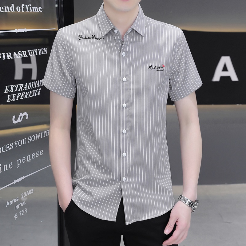 Áo Sơ Mi Nam Tay Ngắn Kẻ Sọc Thêu Chữ Đơn Giản Màu Trắng / Đen / Xám Nhạt Phong Cách Hàn Quốc
