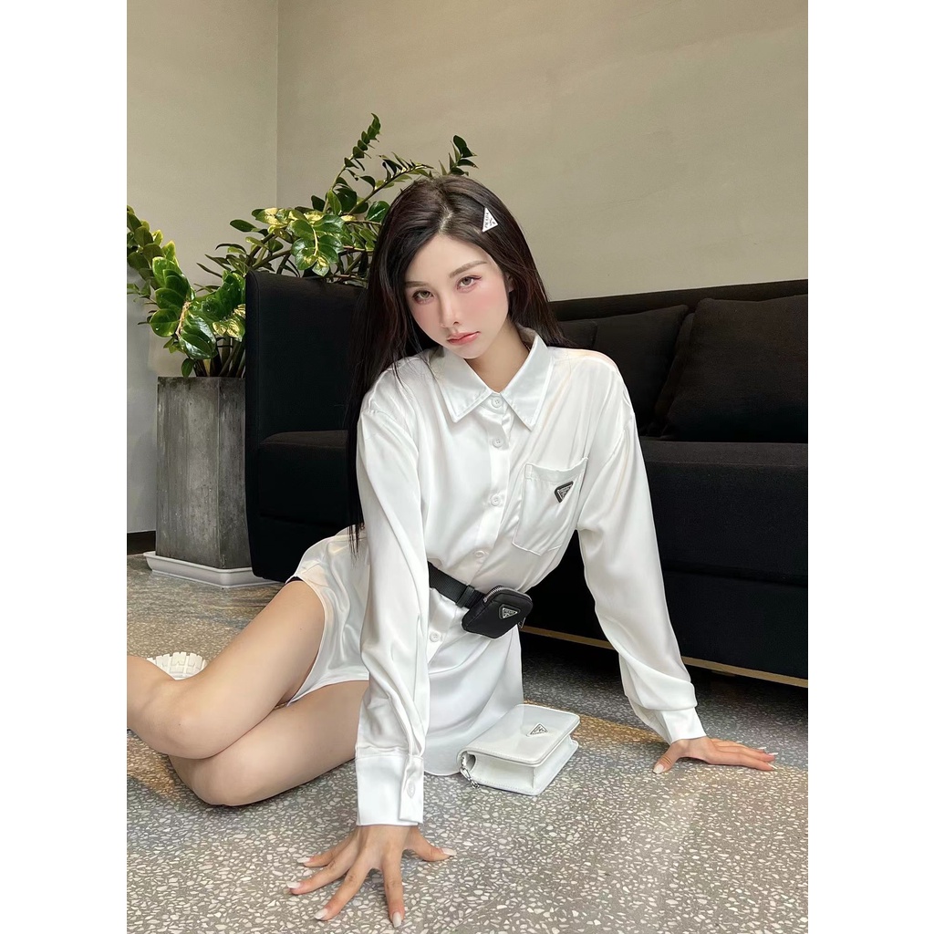 Prada Áo Sơ Mi Dáng Dài In Logo Phối Túi Đeo Hông Cá Tính